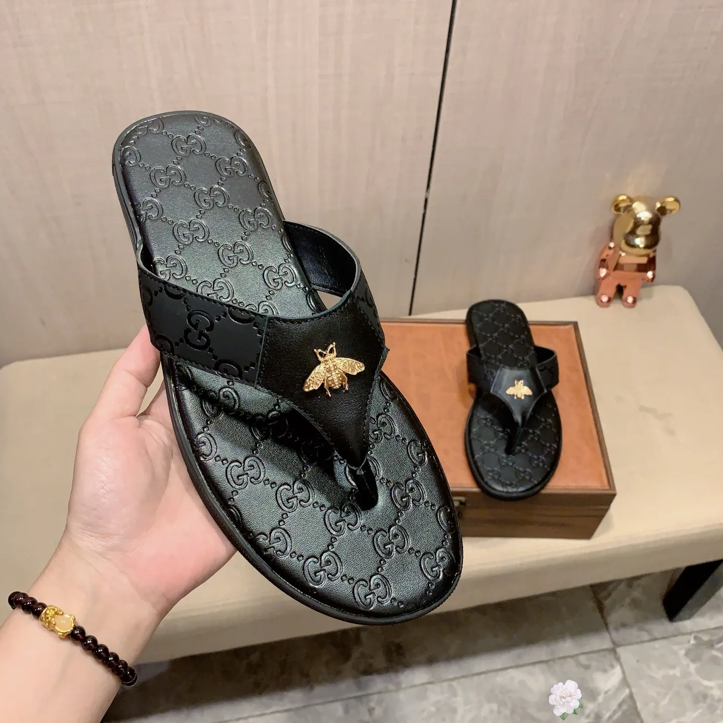 Slippers: New model: Factory price: 260💰💰🎩🎩🔥🔥《 Gucci* 》Series of slippers top purchasing agent🔍🔍Sold at the same time for men, original Italian imported webbing made of selected cowhide, exquisite workmanship,), sole: (super comfortable) original factory special sole, ⚠️exclusive double-layer movable molded sole super comfortable⚠️, real shot🎬the real thing is more beautiful🔍🔍266 regular code 38-44, can be ordered 45.